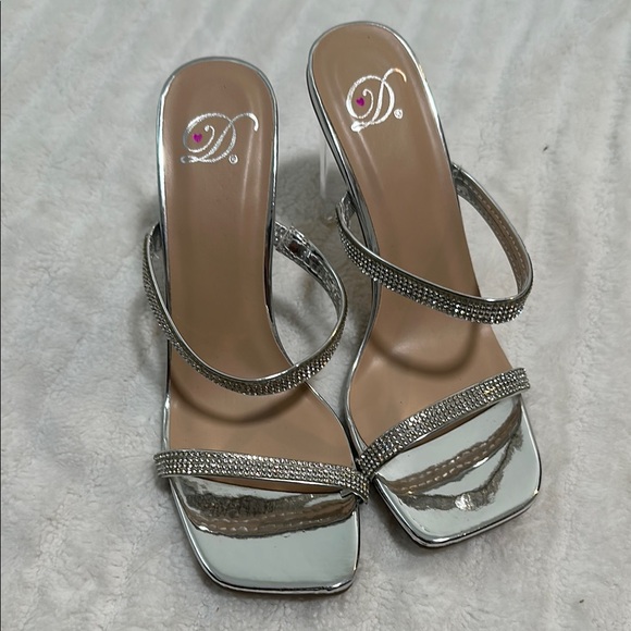 Dollhouse Shoes - 🏍️ NWOT DollHouse Rhinestone Heels